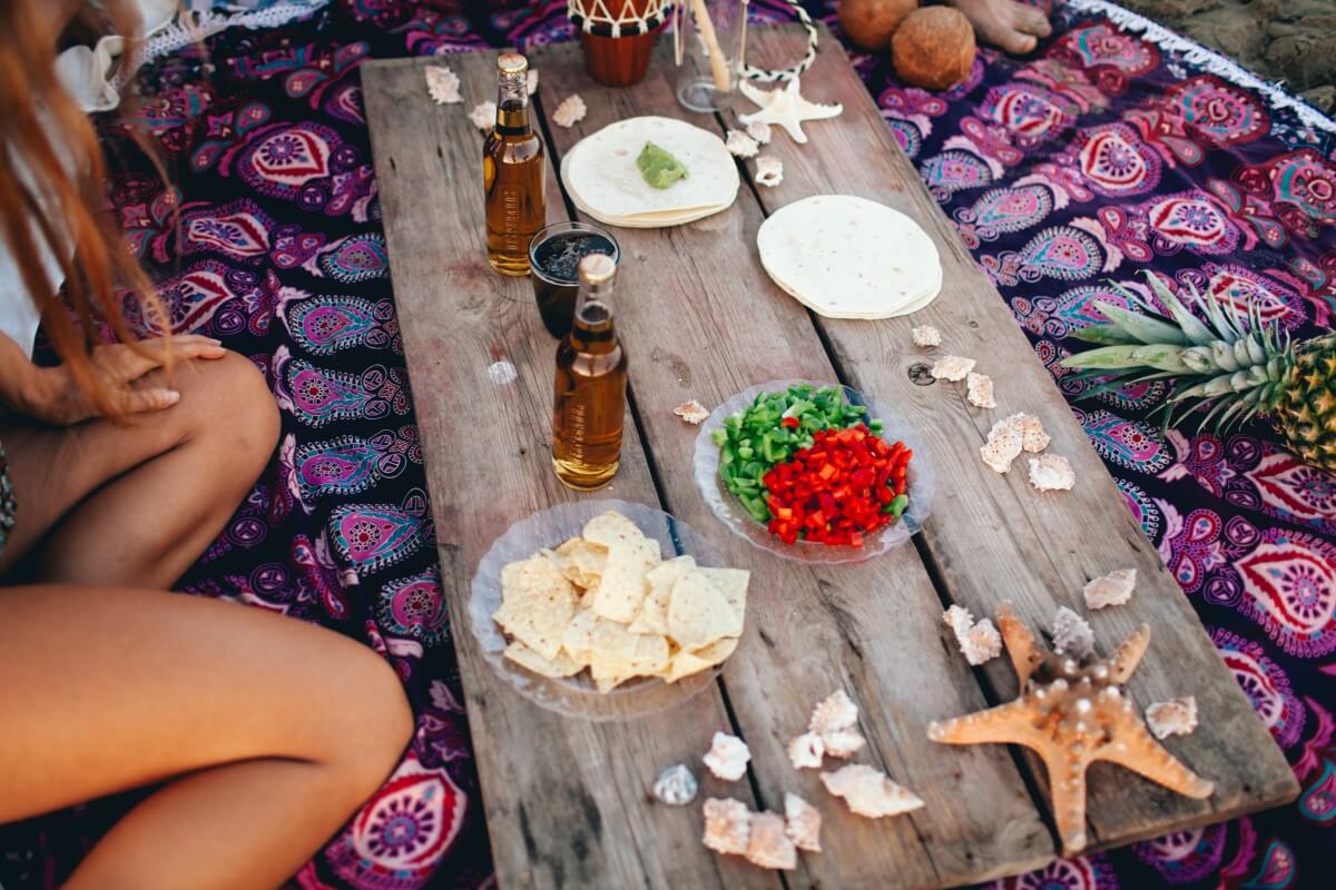 wooden plank with food drinks beach 1